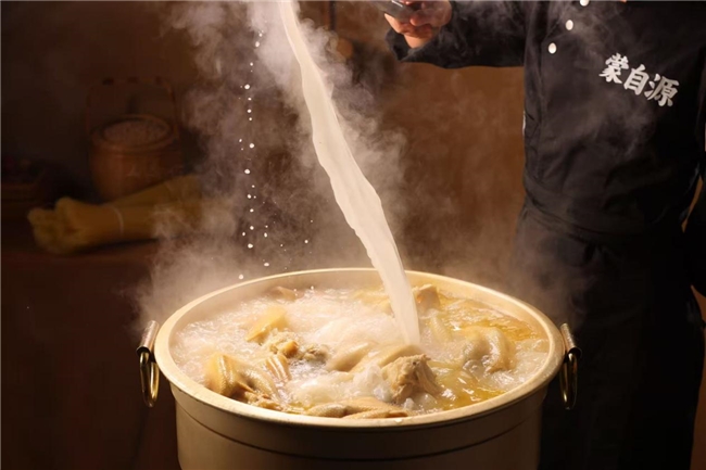 蒙自源×好望水联名火出圈：一碗云南米线一瓶草本气泡，重新定义餐饮佐餐新范式