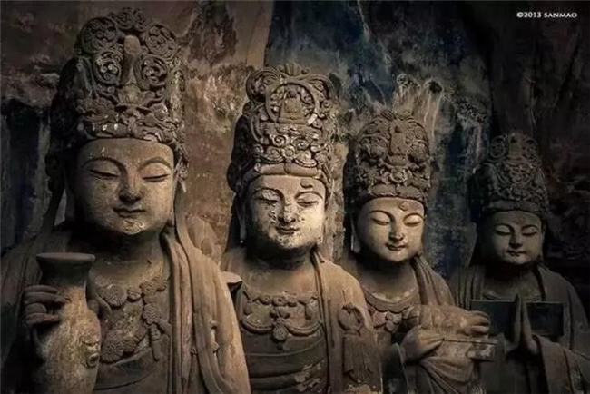 从璎珞天衣到褒衣博带：菩萨服饰汉化历程研究