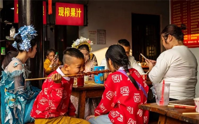 摄影师肖艳：走遍天涯，镜头落脚洞庭故乡