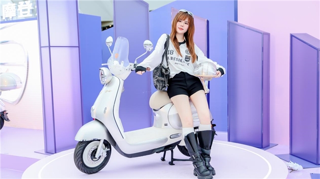 高颜值、超好骑、更安全：雅迪摩登新品，更懂当代女性出行偏好 