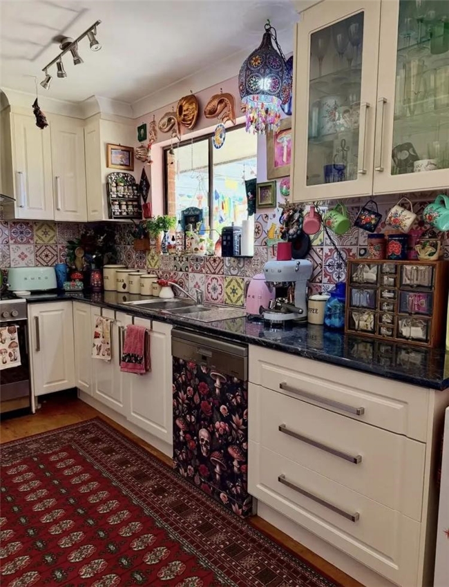 拒绝极简！这座澳洲小屋，把复古与浪漫堆成风景