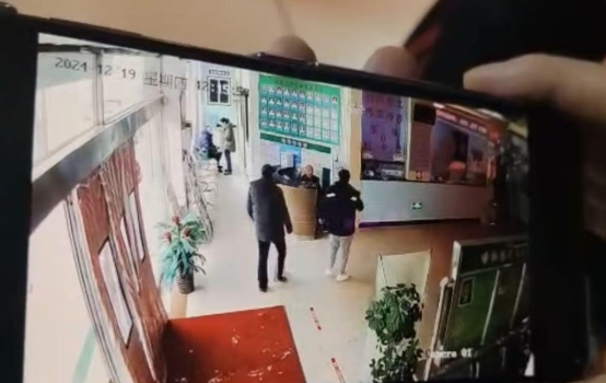 半岛时评｜男子胸痛就诊时憾然离世，医院拒绝赔偿鉴定陷僵局。是医院管理疏漏还是患者选错门诊，谁该为生命买单？