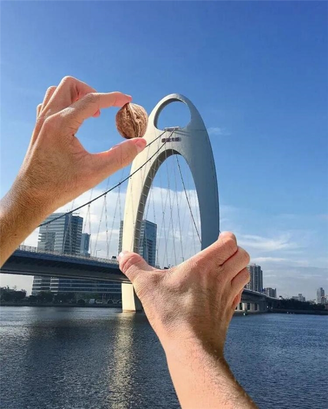 重构日常景观：雨果・苏伊萨斯的错位摄影创作解析