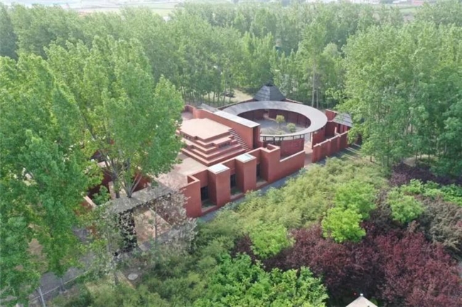 以弧为引：曲线如何消解建筑空间的等级与壁垒