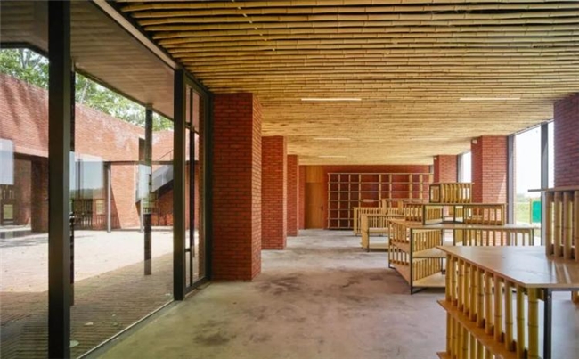 以弧为引：曲线如何消解建筑空间的等级与壁垒