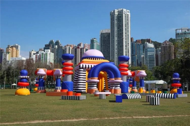 色块为诗，几何为歌：卡米尔・瓦拉拉的城市乐观美学