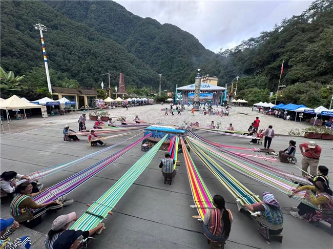深山与世界的“翻译官” 青年团队激活独龙族非遗文旅新活力(图2) 深山与世界的“翻译官” 青年团队激活独龙族非遗文旅新活力(图2)