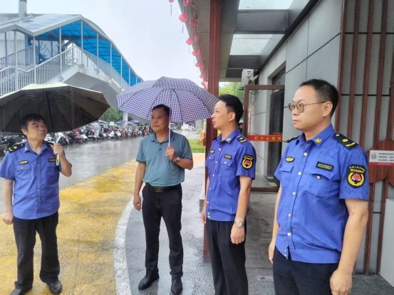 风雨坚守 履职担当——通山县城管全力保障中考