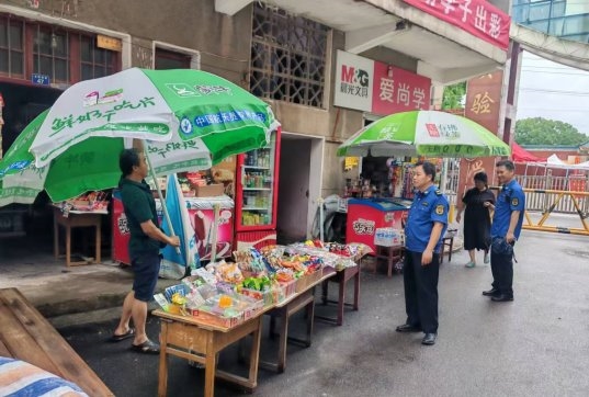 风雨坚守 履职担当——通山县城管全力保障中考