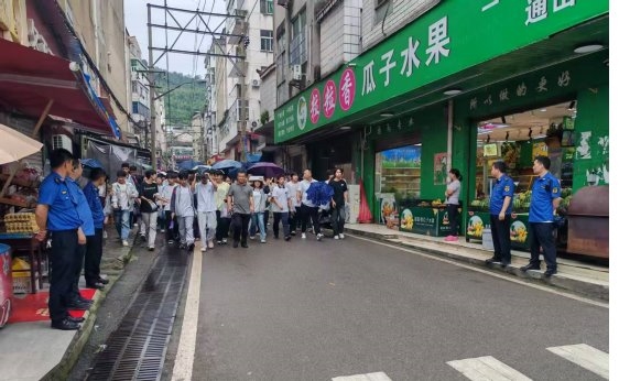 风雨坚守 履职担当——通山县城管全力保障中考