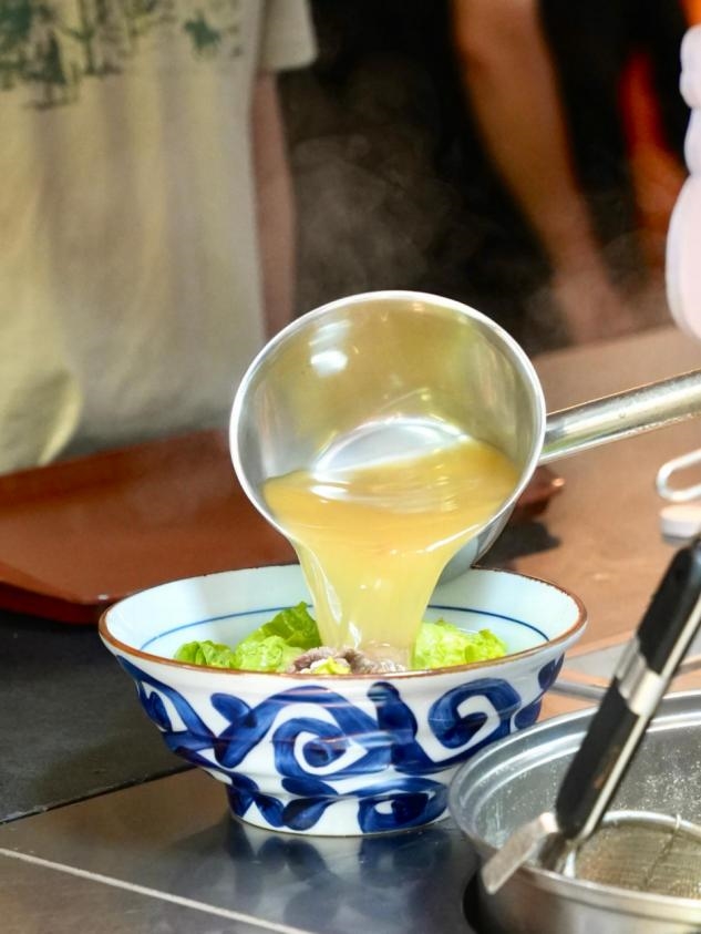 蒙自源×好望水联名火出圈：26年现熬鸡汤，熬出“米线大王”的年轻力与全球梦