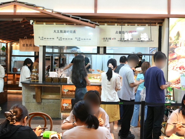 蒙自源×好望水联名火出圈：26年现熬鸡汤，熬出“米线大王”的年轻力与全球梦