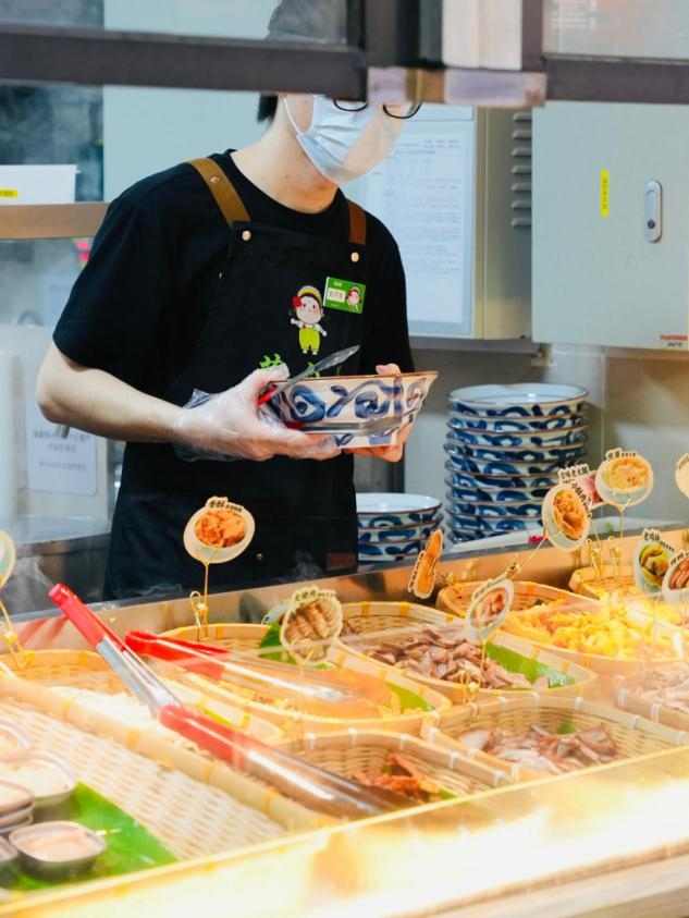 蒙自源×好望水联名火出圈：26年现熬鸡汤，熬出“米线大王”的年轻力与全球梦