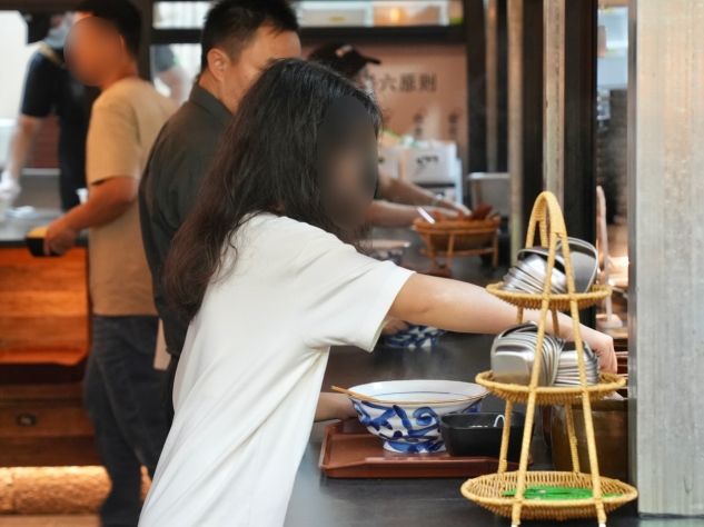 蒙自源×好望水联名火出圈：26年现熬鸡汤，熬出“米线大王”的年轻力与全球梦