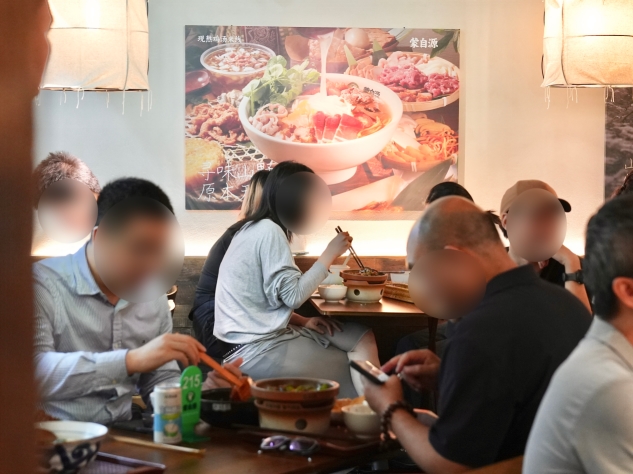蒙自源×好望水联名火出圈：26年现熬鸡汤，熬出“米线大王”的年轻力与全球梦