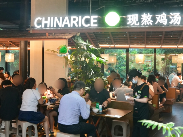 蒙自源×好望水联名火出圈：26年现熬鸡汤，熬出“米线大王”的年轻力与全球梦