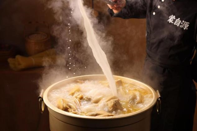 蒙自源×好望水联名火出圈：26年现熬鸡汤，熬出“米线大王”的年轻力与全球梦