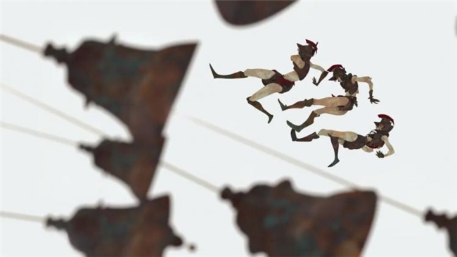 平面几何 + 油画笔触，拆解波兰画师黑金神秘风创作逻辑