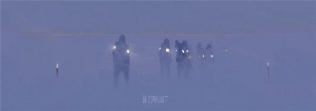 平面几何 + 油画笔触，拆解波兰画师黑金神秘风创作逻辑