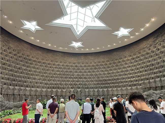 涉铁一线党旗红，党建引领强根基