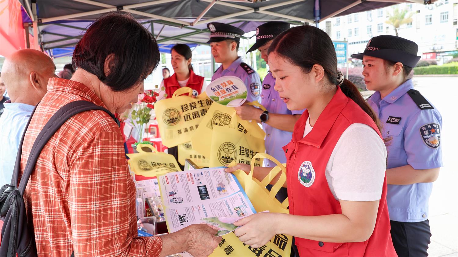 民辅警、禁毒社工、志愿者组成宣传队伍。刘春妮.jpg